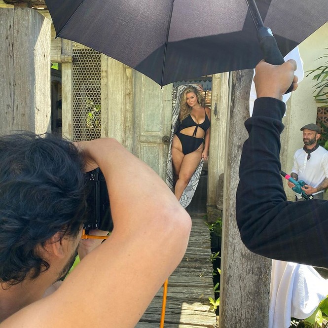Mẫu béo Hunter McGrady tung ảnh hậu trường chụp hình áo tắm ‘bỏng mắt’ - ảnh 6