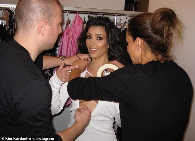 Kim Kardashian cởi áo chỉ cách ‘thả rông’ nóng bỏng nhất gây sốc - ảnh 2