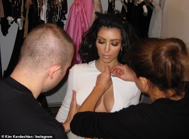 Kim Kardashian cởi áo chỉ cách ‘thả rông’ nóng bỏng nhất gây sốc - ảnh 4