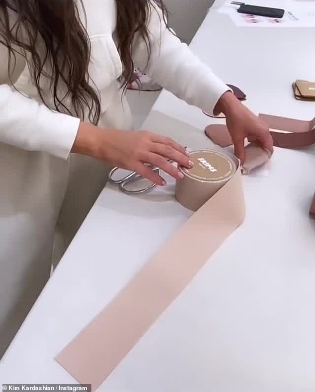 Kim Kardashian cởi áo chỉ cách ‘thả rông’ nóng bỏng nhất gây sốc - ảnh 8