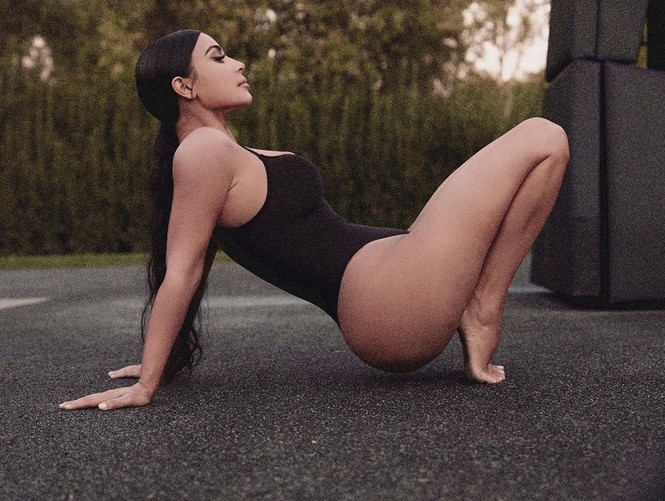 Kim Kardashian diện bodysuit ‘trồng cây chuối’ khoe ‘siêu vòng ba’ trứ danh - ảnh 1