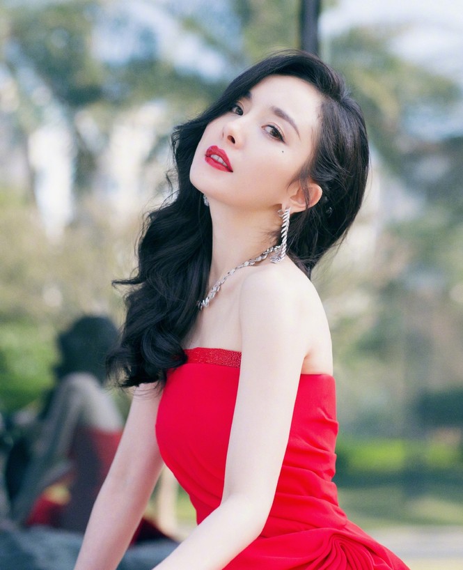 Dương Mịch diện đầm xẻ gợi cảm giữa tin đồn có thai với Tạ Đình Phong - ảnh 1