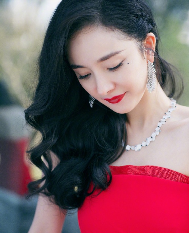 Dương Mịch diện đầm xẻ gợi cảm giữa tin đồn có thai với Tạ Đình Phong - ảnh 2