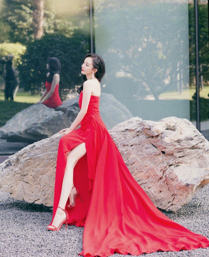 Dương Mịch diện đầm xẻ gợi cảm giữa tin đồn có thai với Tạ Đình Phong - ảnh 3
