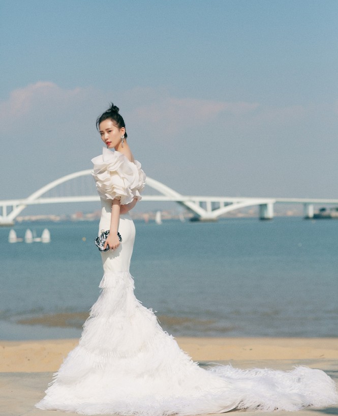 Sắc vóc ‘mòn con mắt’ của Lưu Thi Thi sau 6 tháng sinh quý tử - ảnh 3