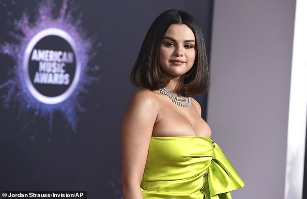 Selena Gomez o ép vòng một ‘khủng’ tại American Music Awards 2019 - ảnh 6