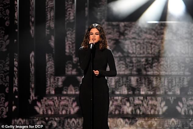 Selena Gomez o ép vòng một ‘khủng’ tại American Music Awards 2019 - ảnh 9