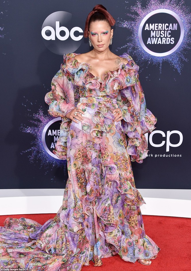 American Music Awards 2019: Dàn mỹ nhân chuộng mốt khoe vòng một - ảnh 6