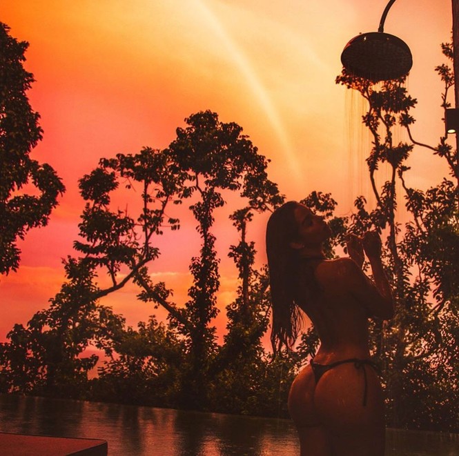 ‘Nữ hoàng nội y nước Anh’ ngực trần khoe body ‘bỏng rẫy’ ở Thái Lan - ảnh 2