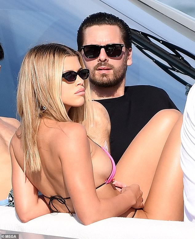 Sofia Richie ‘thả dáng’ nóng bỏng trên du thuyền cùng bạn trai lớn tuổi - ảnh 1