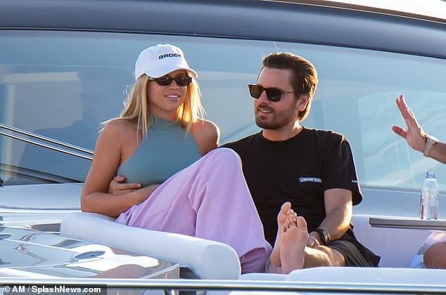 Sofia Richie ‘thả dáng’ nóng bỏng trên du thuyền cùng bạn trai lớn tuổi - ảnh 8