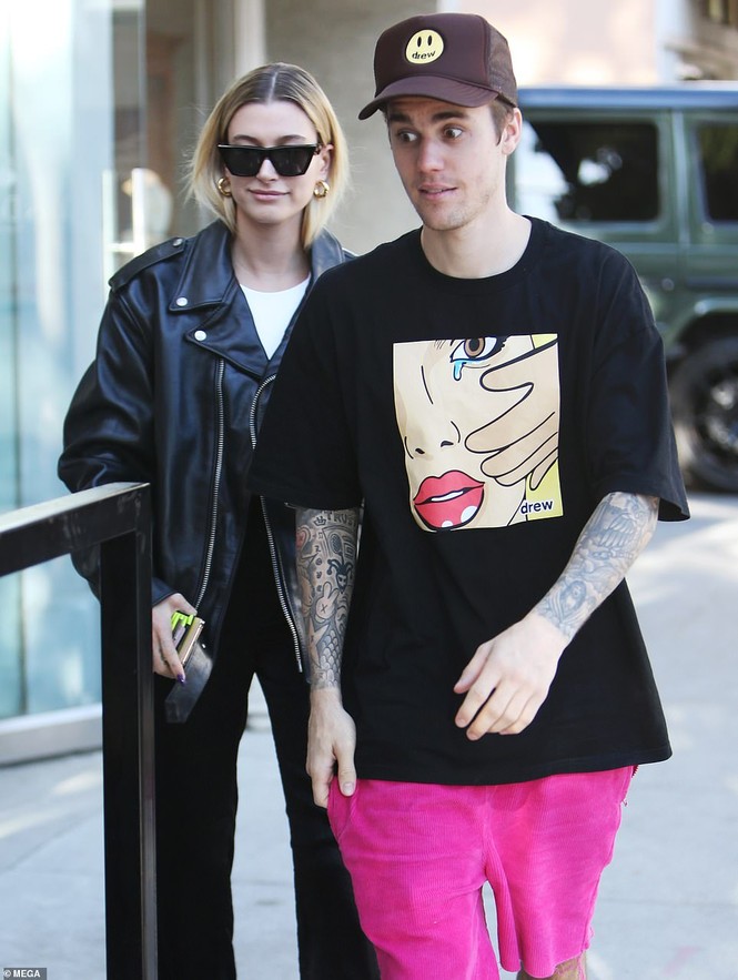 Bà xã siêu mẫu của Justin Bieber khoe đường cong nóng bỏng với bikini bé xíu - ảnh 5