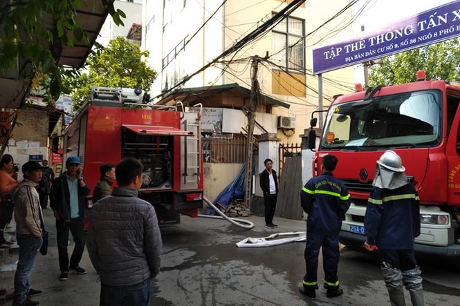 Cận cảnh vụ xe chở gas phát nổ, gây cháy dữ dội trong phố Bùi Ngọc Dương - ảnh 1