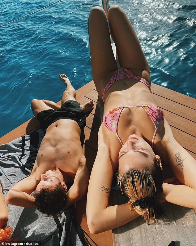 Dua Lipa ‘thả dáng’ gợi cảm với bikini bé xíu trên du thuyền - ảnh 4