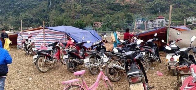 Cao Bằng: Dân dựng lán ngủ ngoài đồng sau nhiều trận động đất liên tiếp - ảnh 1