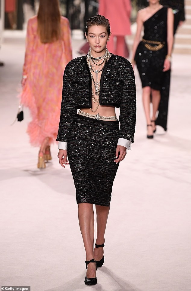 Gigi Hadid phanh áo khoe ngực trần, cùng Kaia Gerber 'thống trị' sàn catwalk - ảnh 1