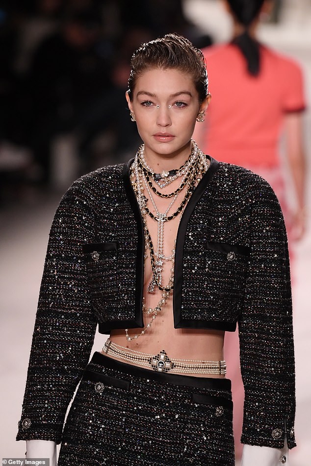Gigi Hadid phanh áo khoe ngực trần, cùng Kaia Gerber 'thống trị' sàn catwalk - ảnh 3
