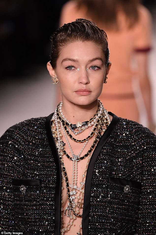Gigi Hadid phanh áo khoe ngực trần, cùng Kaia Gerber 'thống trị' sàn catwalk - ảnh 4