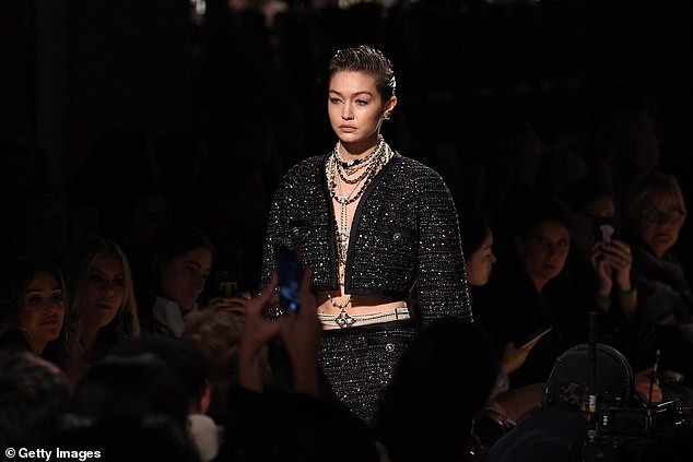 Gigi Hadid phanh áo khoe ngực trần, cùng Kaia Gerber 'thống trị' sàn catwalk - ảnh 5