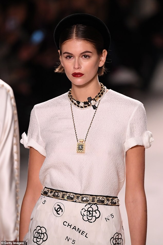 Gigi Hadid phanh áo khoe ngực trần, cùng Kaia Gerber 'thống trị' sàn catwalk - ảnh 7