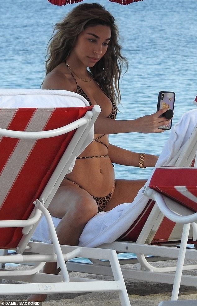 ‘Đỏ mặt’ với bikini da báo siêu bé của nữ DJ Chantel Jeffries - ảnh 1