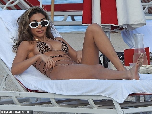 ‘Đỏ mặt’ với bikini da báo siêu bé của nữ DJ Chantel Jeffries - ảnh 4