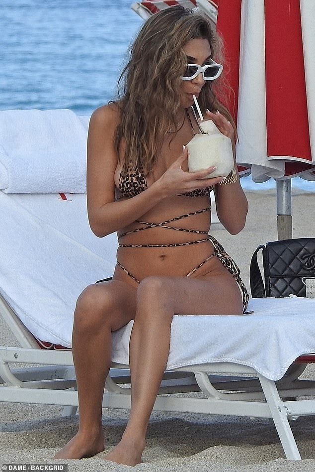‘Đỏ mặt’ với bikini da báo siêu bé của nữ DJ Chantel Jeffries - ảnh 8