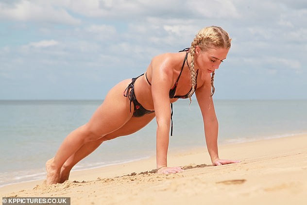 Sao truyền hình Anh Gabby Allen diện bikini bé xíu, tập cơ trên bãi biển - ảnh 3