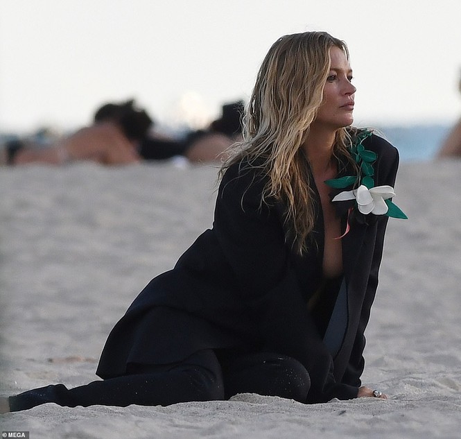 Kate Moss vô tư phơi ngực trần trong buổi chụp hình cho Dior - ảnh 5