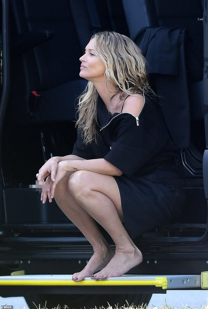 Kate Moss vô tư phơi ngực trần trong buổi chụp hình cho Dior - ảnh 7