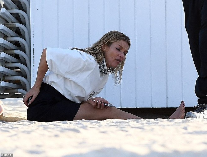 Kate Moss vô tư phơi ngực trần trong buổi chụp hình cho Dior - ảnh 8