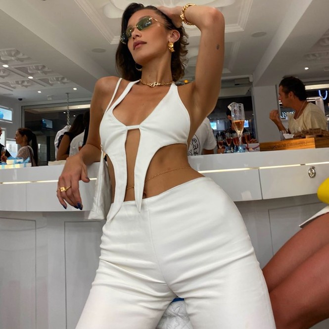 ‘Đỏ mặt’ với chiếc váy mỏng tang lộ cả vòng một không nội y của Bella Hadid - ảnh 5