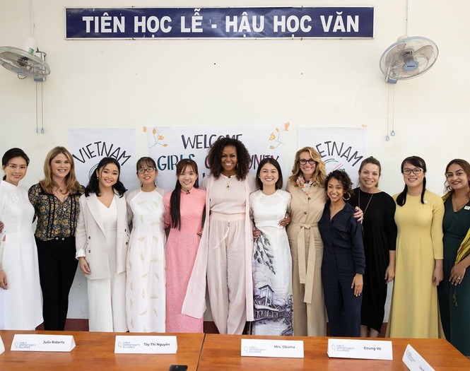 Khoảnh khắc ấn tượng của bà Obama, sao Hollywood gốc Cần Thơ khi đến Việt Nam - ảnh 2