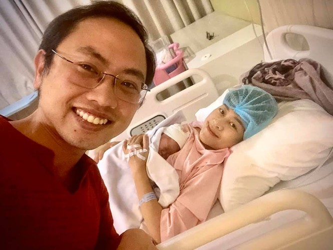 MC Phí Linh và Thành Trung nhận tin đội U22 Việt Nam vô địch trong bệnh viện - ảnh 1