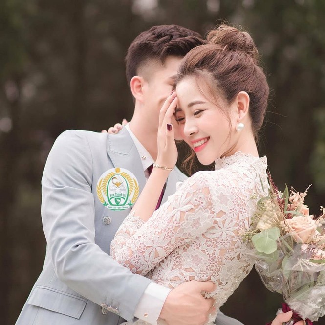 Bạn gái cầu thủ Phan Văn Đức tung ảnh cưới giấu mặt chú rể - ảnh 4