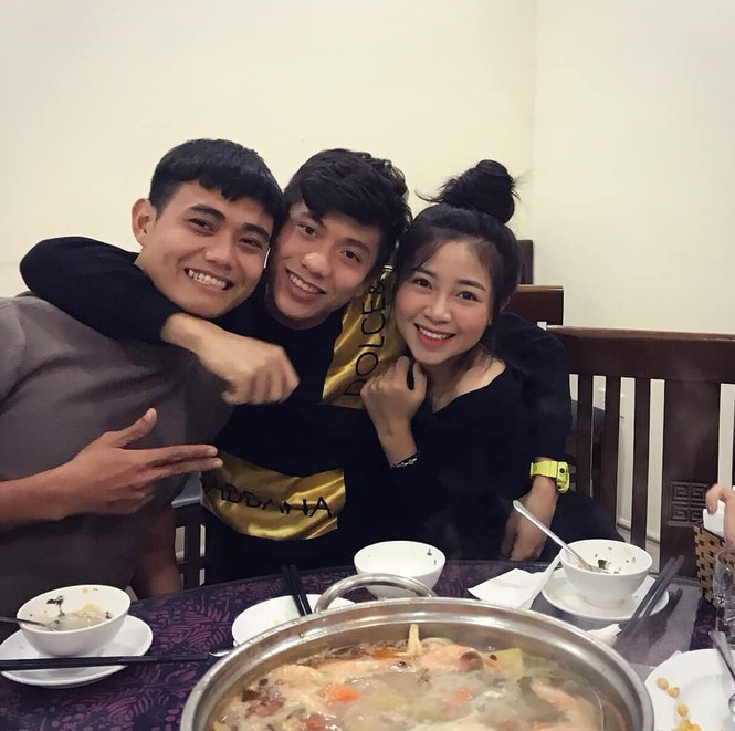 Bạn gái cầu thủ Phan Văn Đức tung ảnh cưới giấu mặt chú rể - ảnh 6