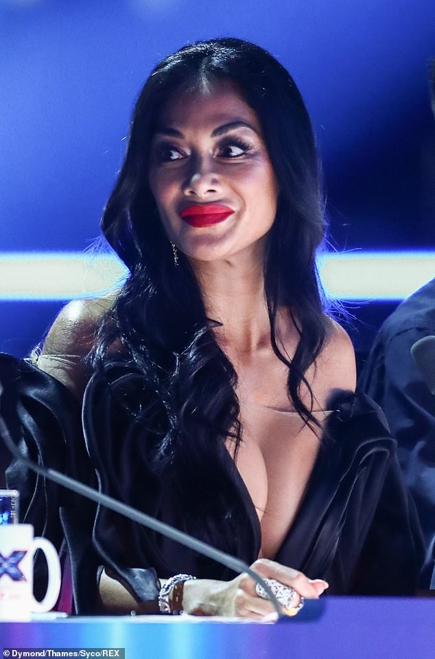 Nicole Scherzinger khoe ngực ‘khủng’ sau khi bị khiếu nại vì quá hở hang - ảnh 3