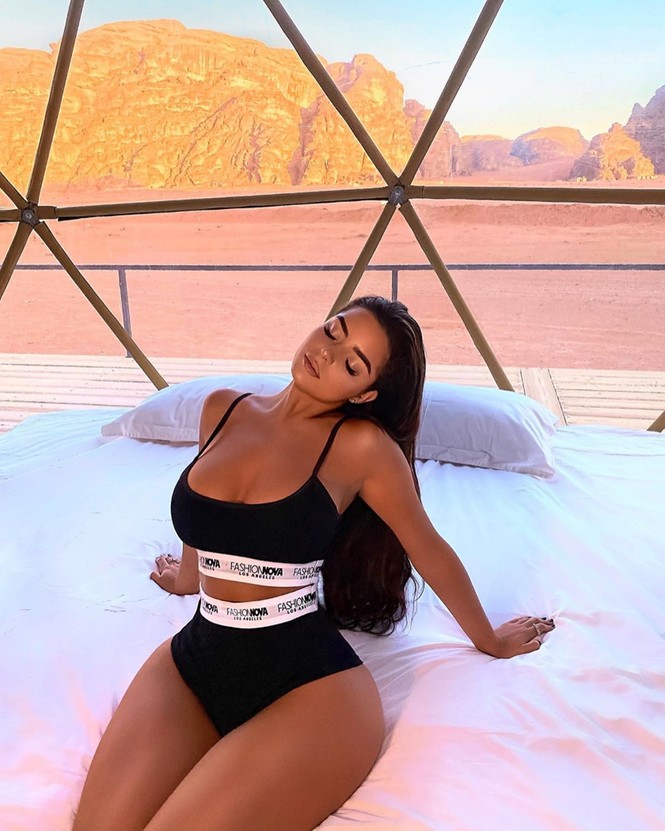 Demi Rose hiếm hoi mặc nội y kín đáo, khoe ‘siêu vòng ba’ trứ danh - ảnh 1