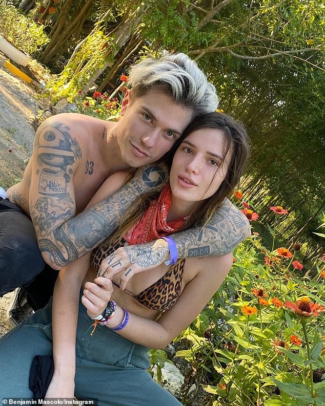 Bella Thorne khoe body nóng bỏng với bikini hoạ tiết da báo - ảnh 4