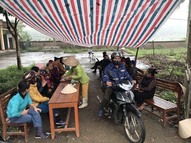 Người dân chặn xe vào bãi rác Nam Sơn - ảnh 1
