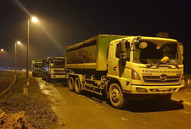 Người dân chặn xe vào bãi rác Nam Sơn - ảnh 3