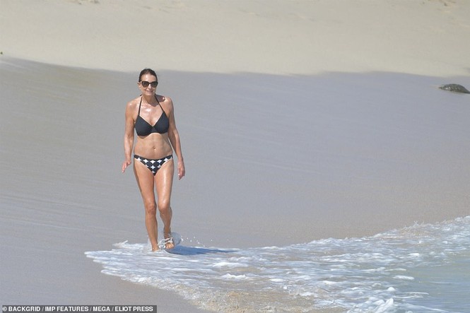 Tự tin diện bikini hai mảnh tuổi U70, mẹ Công nương Kate nhận ‘mưa’ lời khen - ảnh 3