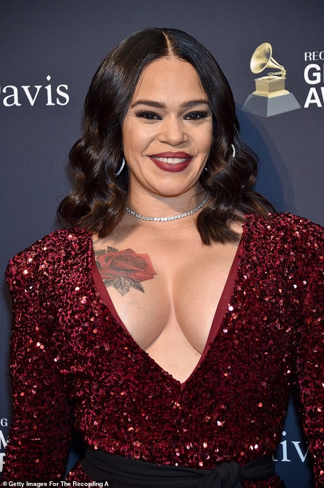 Hình xăm hoa hồng trên vòng một ‘khủng’ của Faith Evans - ảnh 2