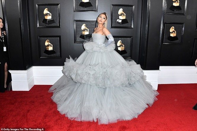 Chiêm ngưỡng những bộ cánh đẹp nhất trên thảm đỏ Grammy 2020 - ảnh 1
