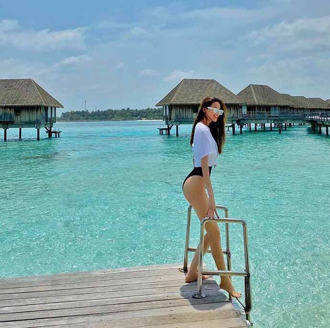 Hồ Ngọc Hà diện bikini sexy, khoe vòng ba căng mẩy tại Maldives - ảnh 2