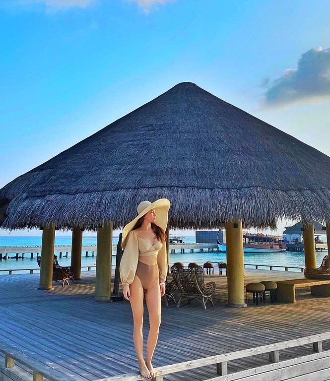 Hồ Ngọc Hà mặc bikini cực sang chảnh, được bạn trai ôm eo âu yếm - ảnh 1