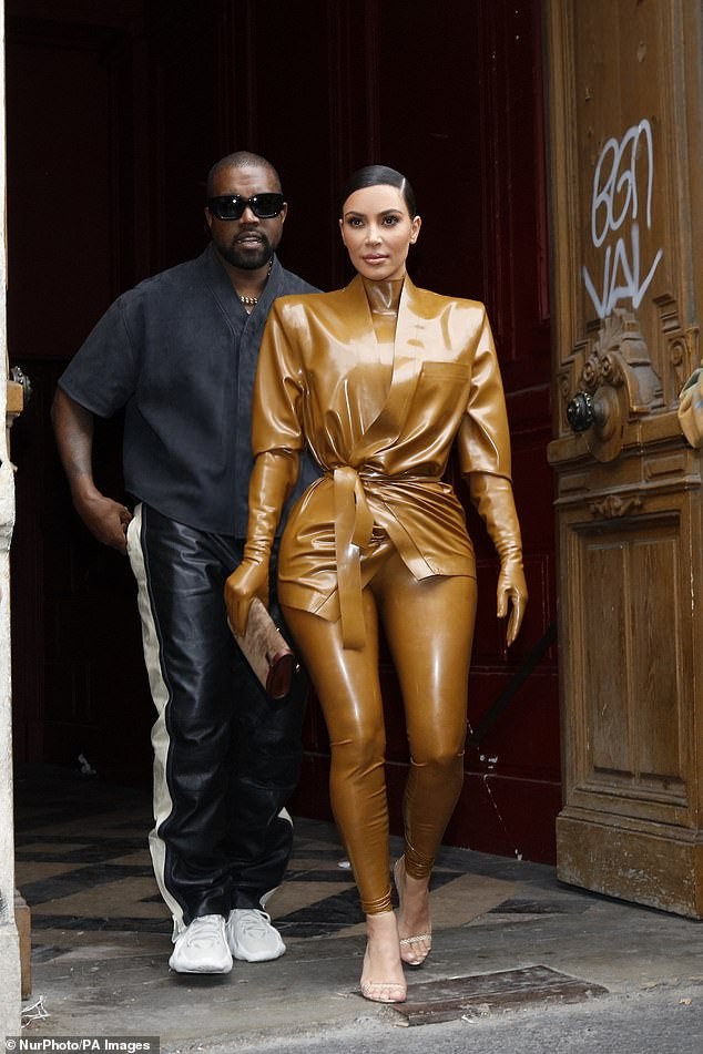 Kim Kardashian đau đớn đến mức văng tục do mặc đồ bó cứng cơ thể - ảnh 8