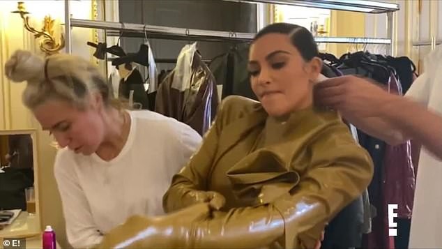 Kim Kardashian đau đớn đến mức văng tục do mặc đồ bó cứng cơ thể - ảnh 6