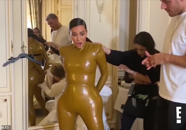 Kim Kardashian đau đớn đến mức văng tục do mặc đồ bó cứng cơ thể - ảnh 1