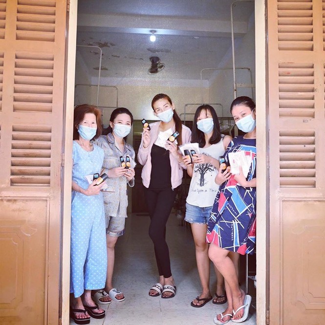 Sao Việt cách ly ngày 4: Kim Lý mặc váy Hồ Ngọc Hà, Châu Bùi khoe ảnh nội y - ảnh 1